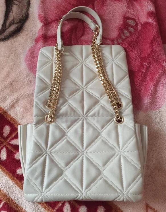 Beige quilted handbag with gold chain – photo 8